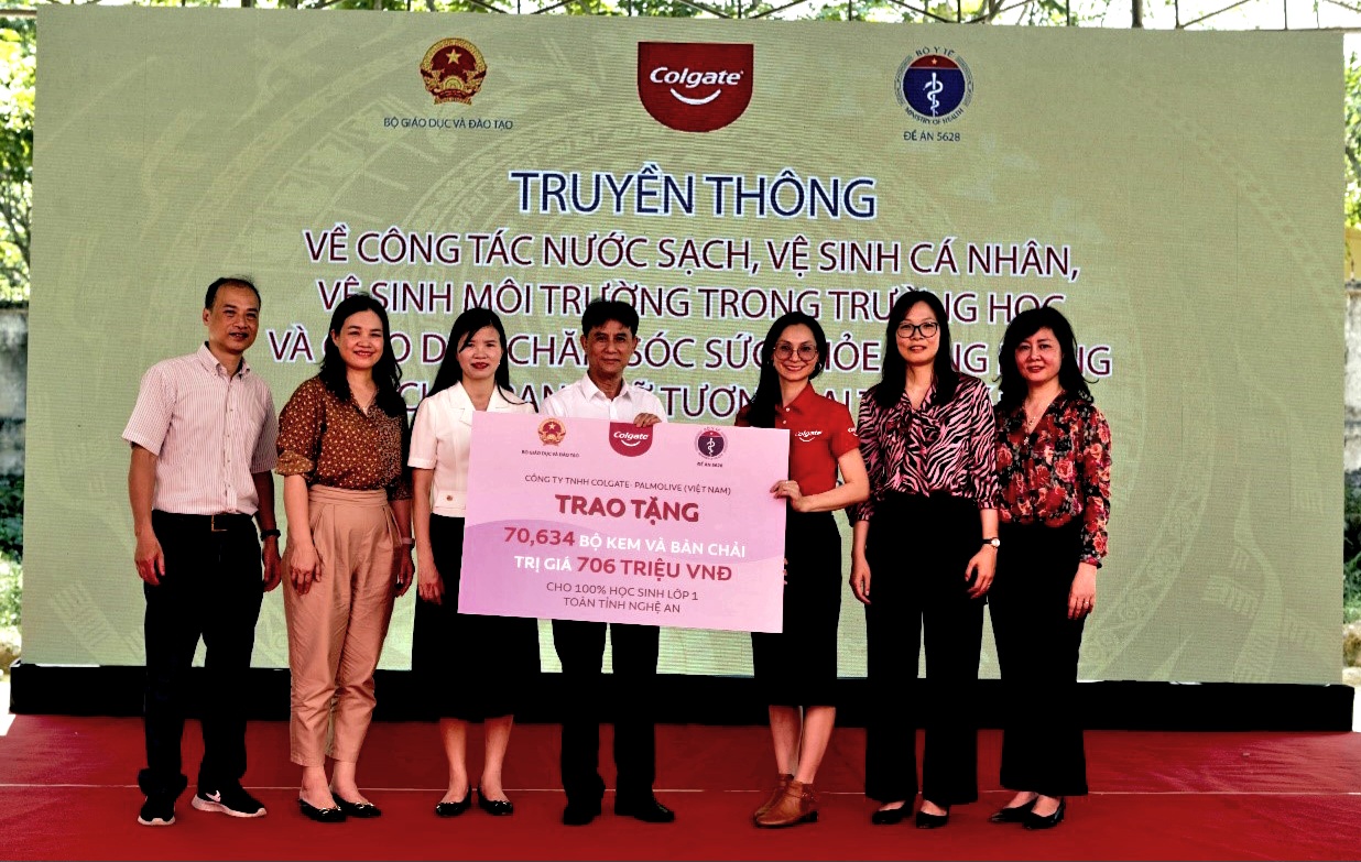 BSCKII. Nguyễn Thị Hạnh – phó trưởng khoa Răng trẻ em BVRHMTWHN cùng các đại diện và công ty Colgate Palmolive trao tặng 70.634 phần quà cho toàn bộ học sinh lớp 1 tỉnh Nghệ An